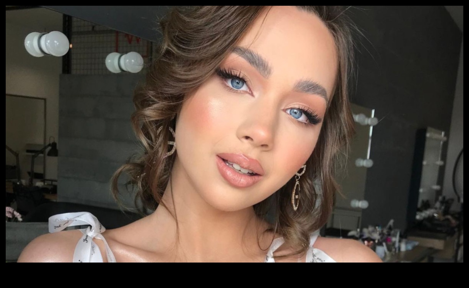 Η επιρροή του Glam Makeup στη μόδα: Γεφυρώνοντας το χάσμα μεταξύ στυλ και ομορφιάς