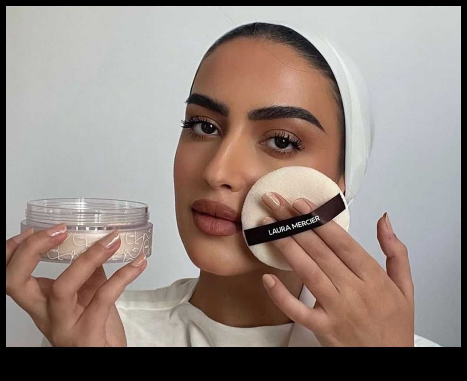 Πούδρα για όλες τις ηλικίες: Προσαρμόστε τη ρουτίνα του μακιγιάζ σας καθώς μεγαλώνετε