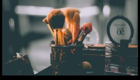 Αναβαθμίστε τις δεξιότητές σας στο μακιγιάζ με εκείνα οι προϋποθέσεις εξοπλισμός 2 Εργαλεία που πρέπει να έχετε για ένα επαγγελματικό κιτ μακιγιάζ: Ανεβάζοντας το παιχνίδι ομορφιάς σας