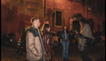 Βήμα προς βήμα Sagas: Tales of Walking Tour Exploration