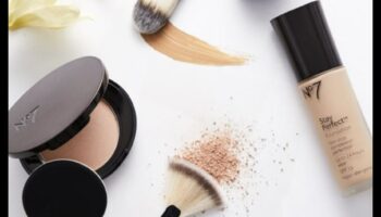 Πούδρα για όλες τις ηλικίες: Προσαρμόστε τη ρουτίνα του μακιγιάζ σας καθώς μεγαλώνετε