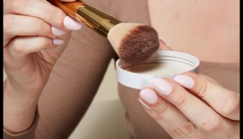 Πούδρες που τελειοποιούν τους πόρους: Επιτυγχάνοντας ένα λείο και άψογο φινίρισμα